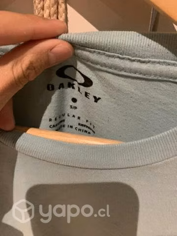 Polera Oakley azul en buen estado