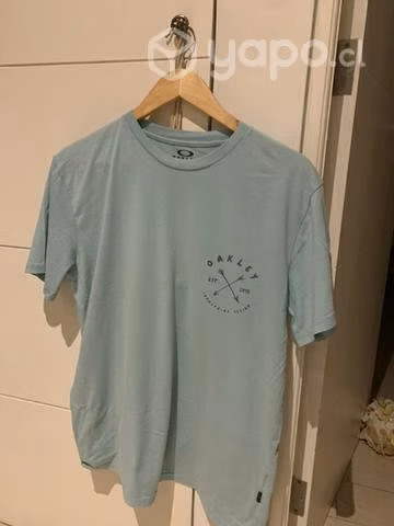 Polera Oakley azul en buen estado