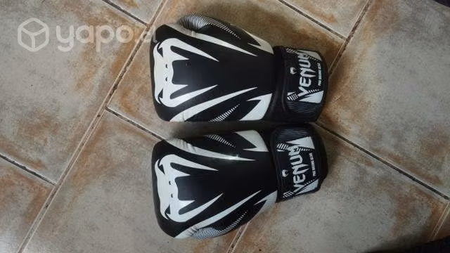 Saco y guantes de boxeo