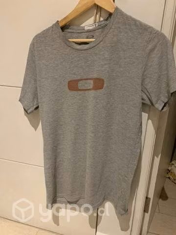 Polera gris Oakley en buen estado