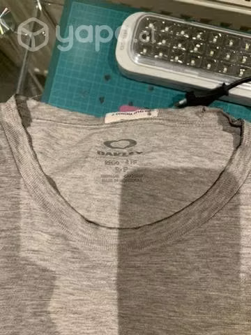 Polera gris Oakley en buen estado - Imagen 2