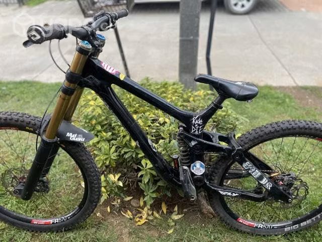 Bicicleta Descenso Rocky Mountain Maiden