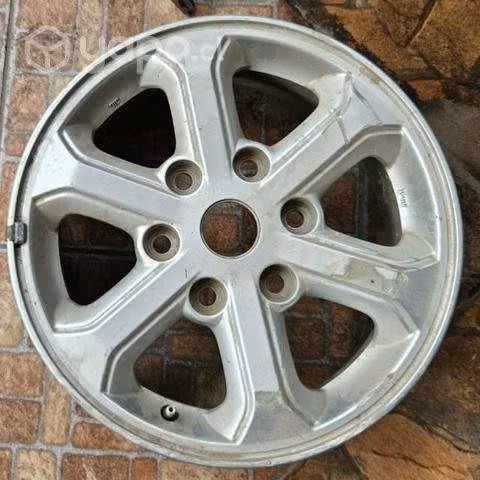Llanta aro 16" L detalle leve