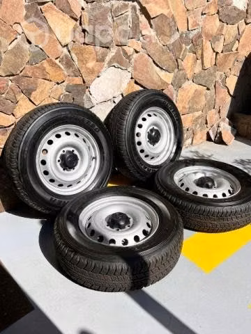 Toyota Hilux - Llantas + Neumáticos