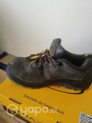 Zapato número 38 térmico e impermeable marca Nazca