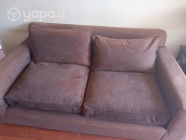Sillón antiguo, base maciza, cojines de pluma