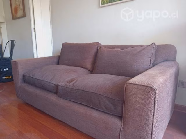 Sillón antiguo, base maciza, cojines de pluma