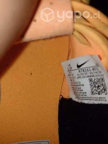 Zapatos de invierno y zapatillas de fútbol