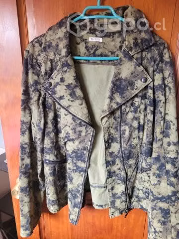 Chaqueta verde militar con bellos detalles