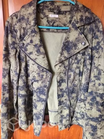 Chaqueta verde militar con bellos detalles