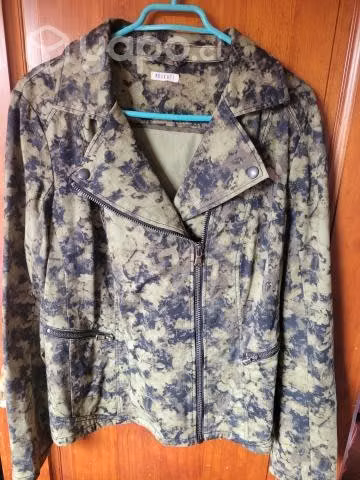 Chaqueta verde militar con bellos detalles