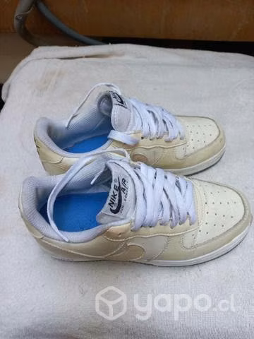 Zapatillas marca Nike air de color beige con blan