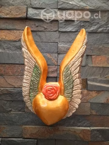 Corazón con alas dorado