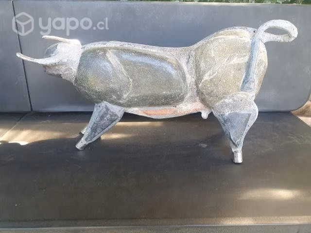 Toro en piedra y fierro