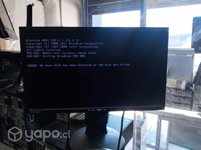 Computadores de escritorio y pantallas.