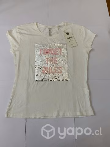 Polera blanca con diseño de lentejuelas