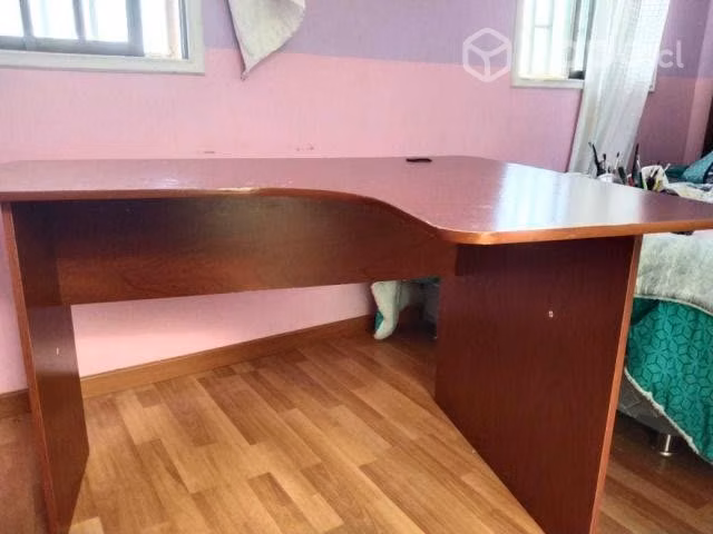 Escritorio de madera en grande