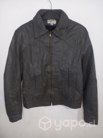 Chaqueta de cuero para dama en excelente estado. T