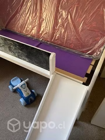 Cama de niño con tobogán y colchón