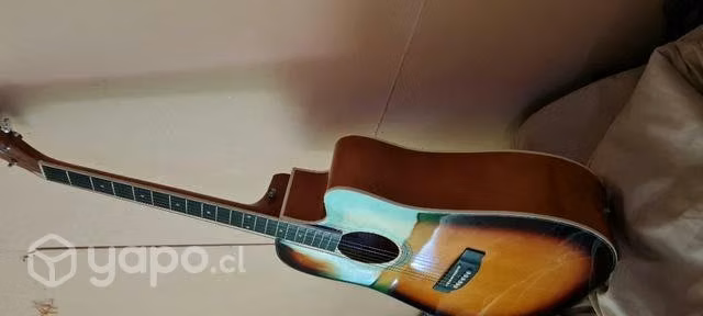 Una guitarra electroacústica nueva, perfecta,
