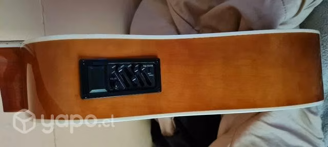 Una guitarra electroacústica nueva, perfecta,