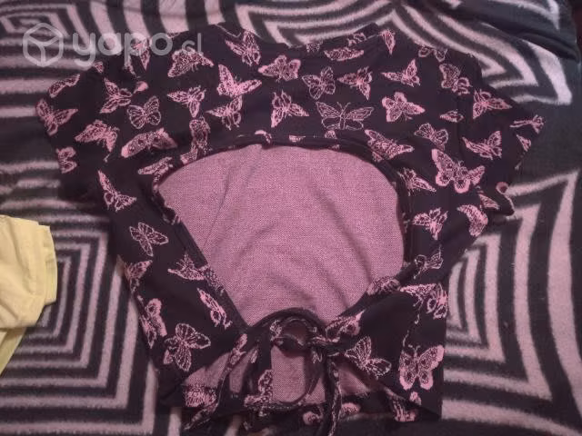 Crop top de mariposas con espalda descubierta