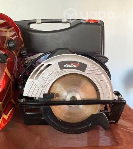 Soldadora, sierra y casco para soldar