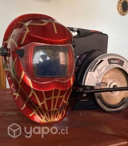 Soldadora, sierra y casco para soldar
