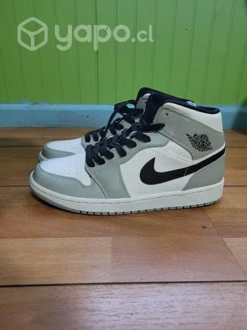 Zapatilla Jordan 1 mid smoke grey - Imagen 3