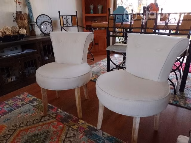 un Sillón sofá, y dos sitiales