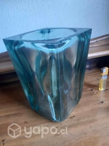 Florero macizo soplado hecho a mano en España