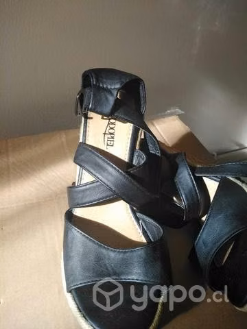 Chalas de cuero marca Todo piel