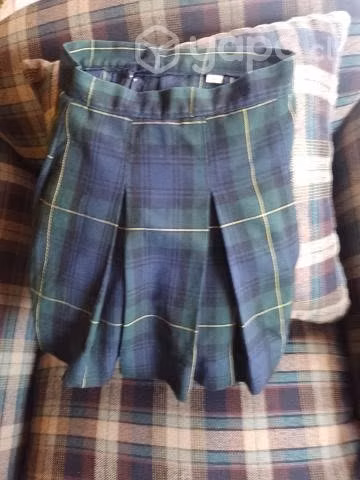 ropa del colegio Saint John Scholl.