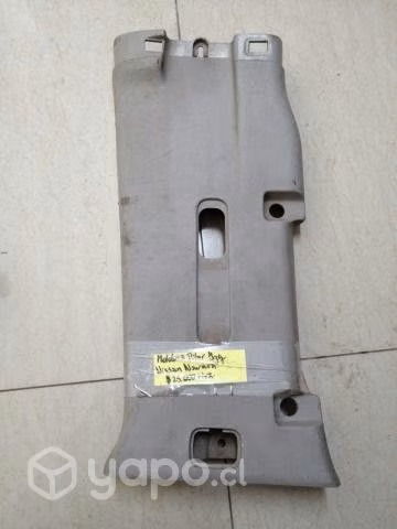 Moldura pilar izquierda Nissan Navara 2008 al 2015