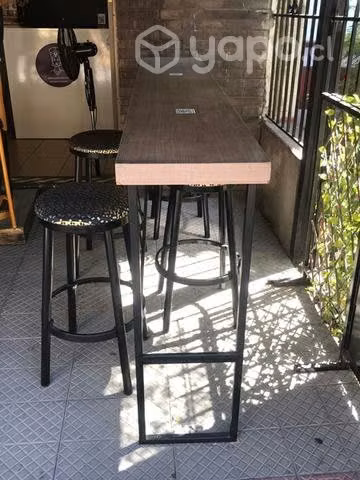 Mesón con 4 sillas