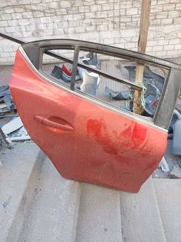 Puerta trasera derecha mazda new 3