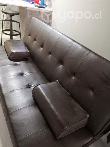 Futon 100 % cuero en muy buen estado