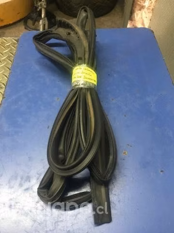 Goma contorno pilar puerta trasera derecha Nissan
