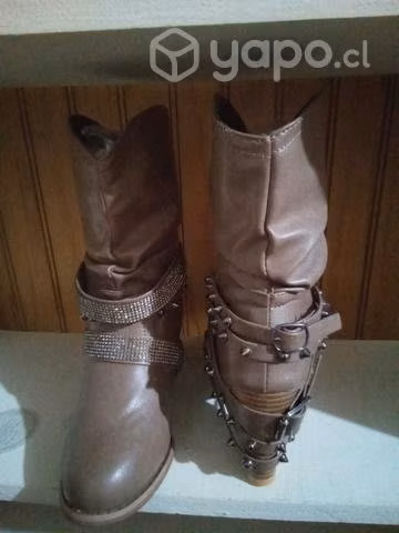 Zapatos nuevos y usados