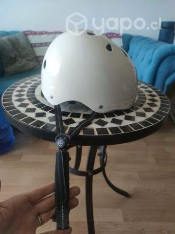 Casco blanco marca Nutcase para jóvenes y adultos