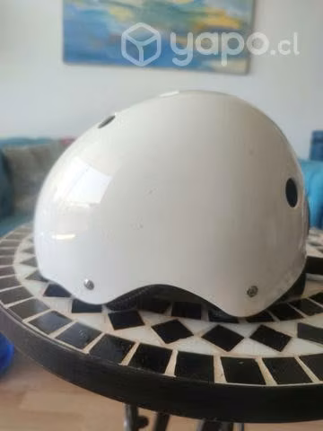 Casco blanco marca Nutcase para jóvenes y adultos