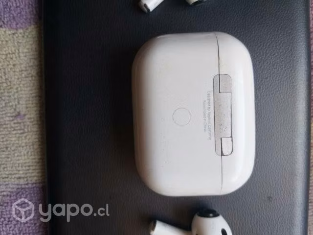 Camara gopro con sus accsesorio y aipods pro