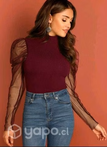 Bella polera cuello alto y mangas con transparenci