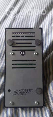 Antiguo celular Motorola con cargador - Imagen 6