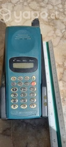 Antiguo celular Motorola con cargador