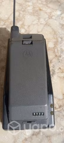 Antiguo celular Motorola con cargador - Imagen 4