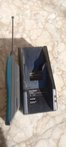Antiguo celular Motorola con cargador - Imagen 5