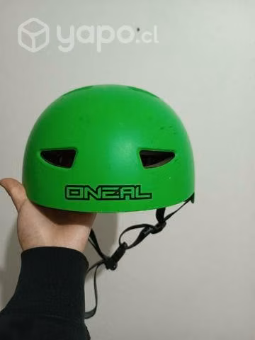Casco de ciclista marca Oneal