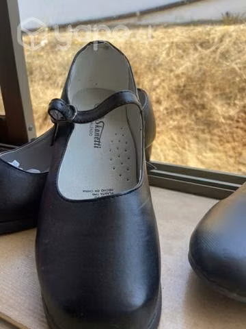 Zapato negro com taco cuadrado de 5 cm