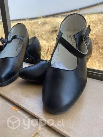 Zapato negro com taco cuadrado de 5 cm